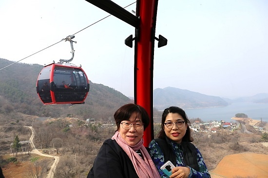장락동 주민 신민경(오른쪽) 씨가 직장 동료와 함께 케이블카를 탑승해 셀카도 찍으며 즐거운시간을 보냈다. 