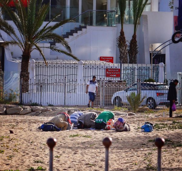 아가디르 해변. 어디에 있든 시간에 맞춰 절하고 기도를 하는 사람들.