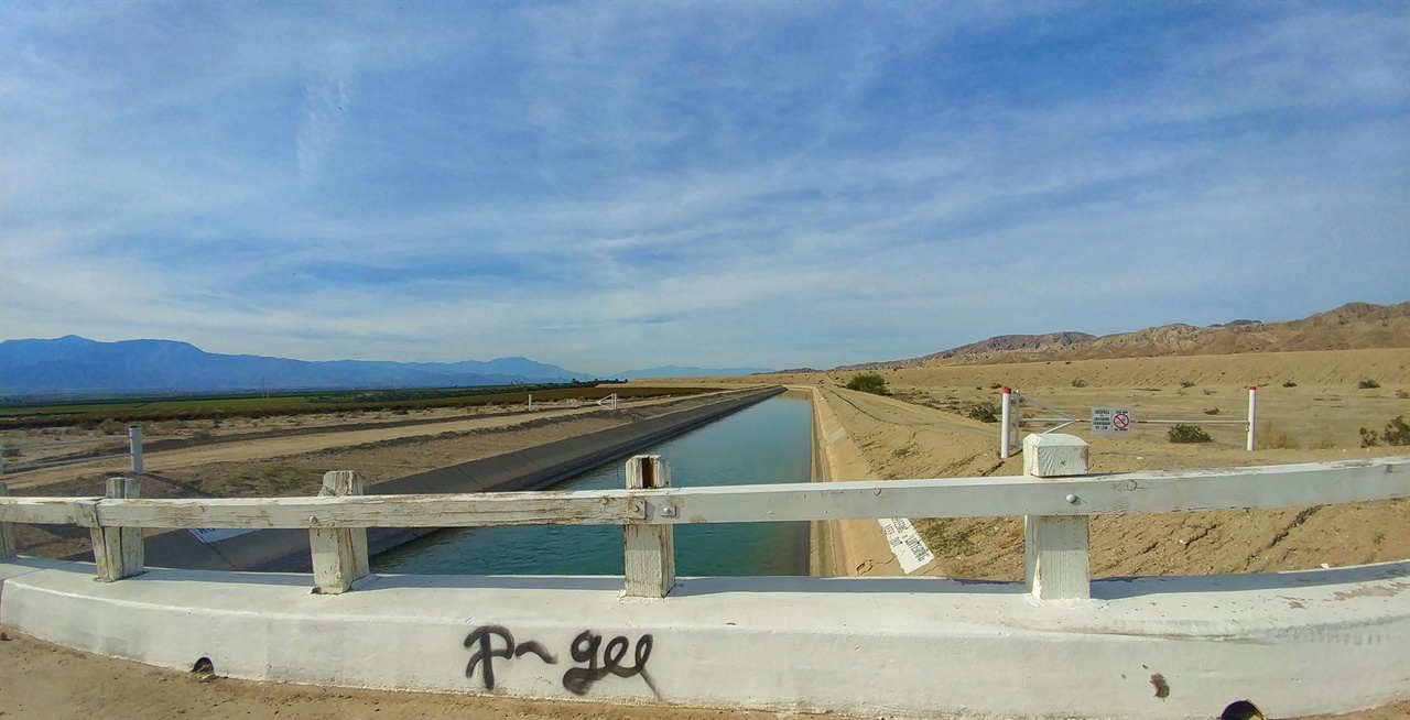  농장에 물을 대는 콘크리트 수로가 사막을 가로질러 끝없이 뻗어있다. 

