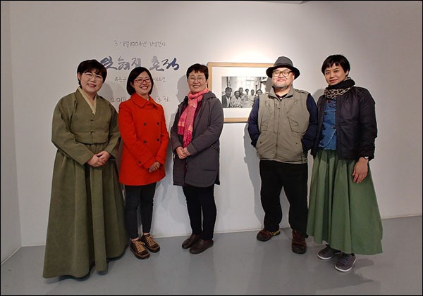 기자, 가쿠 사오리 씨, 도다 이쿠코 씨, 류은규 사진작가, 다나카 리에 씨(왼쪽부터)