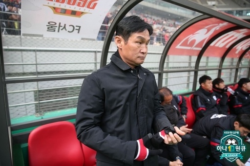  최용수 FC 서울 감독이 경기를 지켜보고 있다.