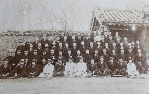 전라남도관찰부의 군수회의 기념사진. 1909년 12월 4일 찍은 것이다. 박재규는 사진 한 장에도 언제, 어디서, 왜 찍었는지 기록으로 남겨뒀다.