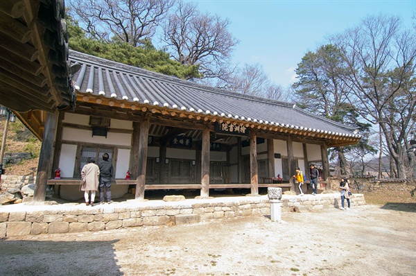 동학서묘(東學西廟)의 공간배치를 하고 있는 회연서원은 한강의 위상을 보여주듯 강학공간이 강조된 서원이다. 서원 강당인 경회당(景晦堂).