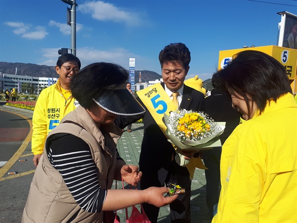 여영국 정의당 후보가 31일 창원광장 유세 현장에서 지지자에게 꽃다발을 건네받고 있다.