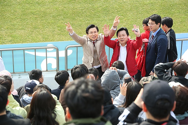 자유한국당 황교안 대표가 당명이 적힌 붉은 점퍼를 입고 지난 30일 오후 창원축구센터에서 열린 경남FC와 대구FC의 경기때 경기장 내 정치적 행위를 금지한 경기장 안으로까지 들어가 선거 유세를 하고 있다. 황 대표는 구단 측 제지가 있자 옷을 바꿔입고 선거운동을 계속했다.