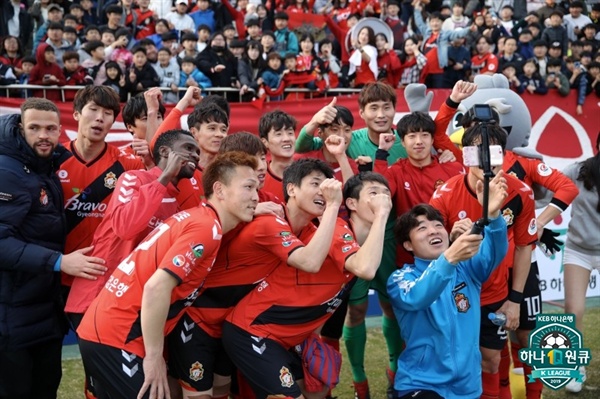  2019년 3월 30일 창원축구센터에서 열린 K리그1 경남 FC와 대구 FC의 경기. 경남 선수들이 승리 후 단체 사진을 촬영하고 있다.