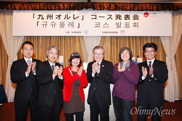 2017년 2월 28일 일본 규슈올레 코스발표회가 열렸다. 다음날인 2월 29일 다케오(武雄) 코스를 시작으로 일본에도 올레시대가 개막됐다. 사진 왼쪽에서 세번째가 서명숙 제주올레 이사장, 오른쪽에서 두번째가 안은주 제주올레 이사.
