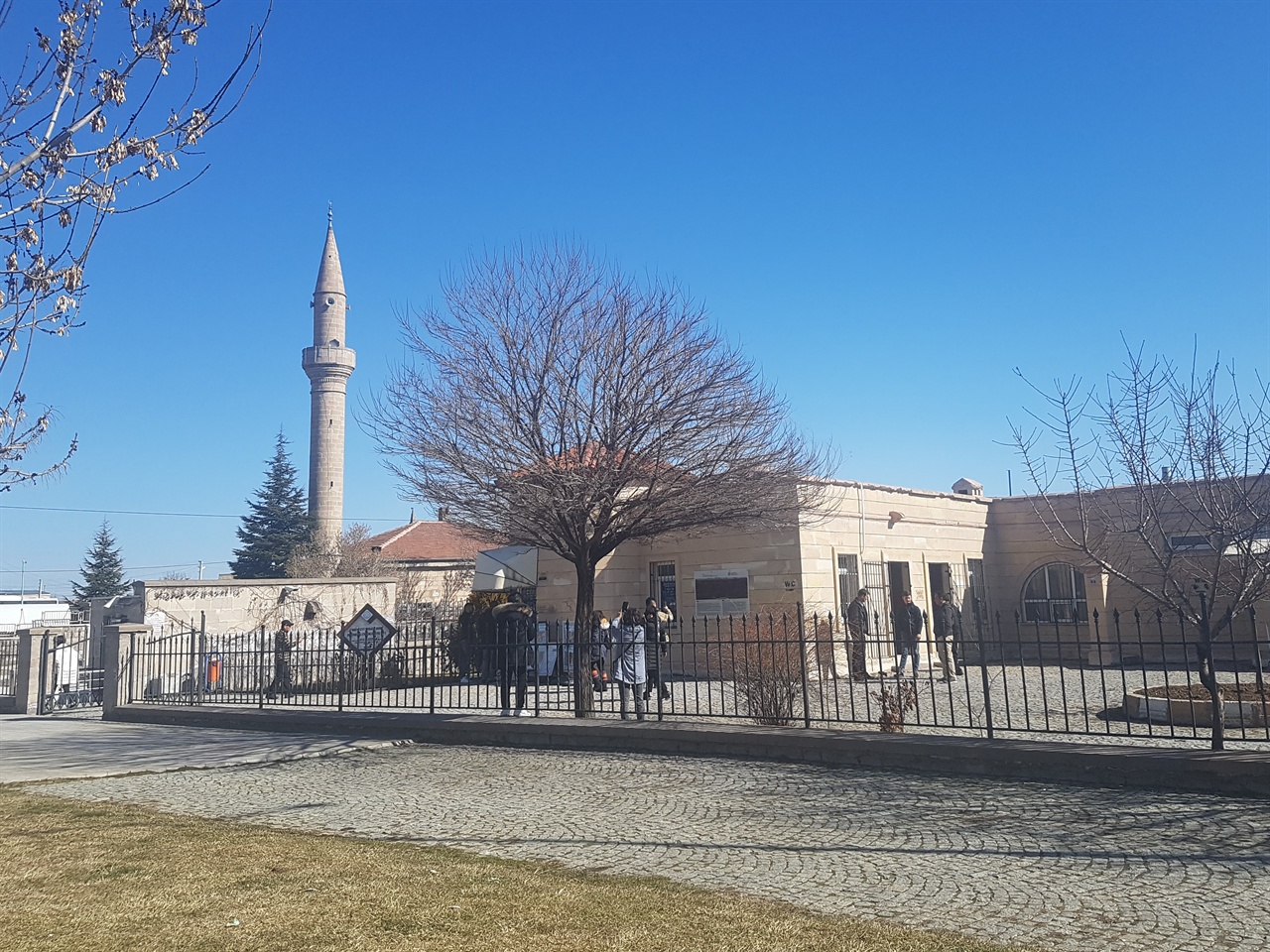 터키는 마을이 있는 곳에는 모스크가 있습니다. 모스크 첨탑 스피커를 통해 아잔 소리가 울려 퍼집니다.