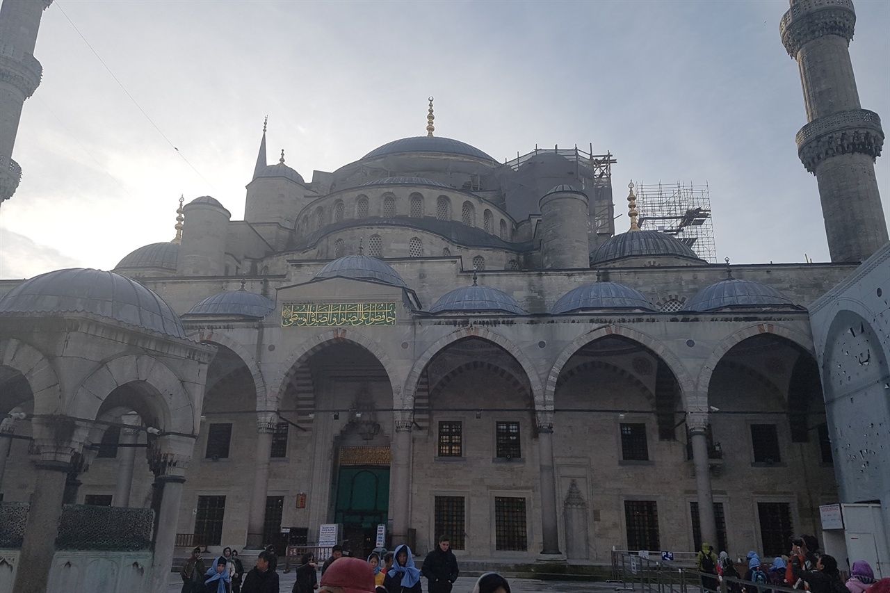 이스탄불의 불루 모스크의 위용. 터키에서 가장 아름다운 건축물 중 하나로 손꼽히는 곳입니다.