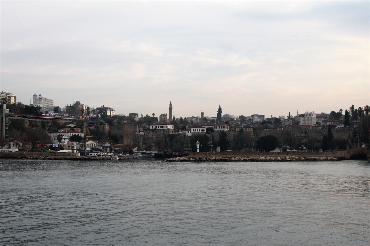 이스탄불 보스포러스 해협에서 본 모스크 첨탑들.