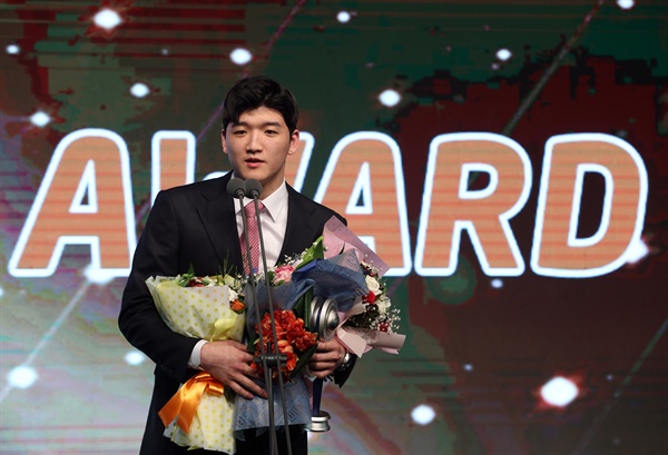 남자부 MVP는 정지석 1일 오후 서울 양재동 더케이호텔에서 열린 프로배구 도드람 2018-2019 V리그 시상식. 남자부 최우수선수(MVP)로 선정된 대한항공 정지석이 트로피를 받고 소감을 말하고 있다. 