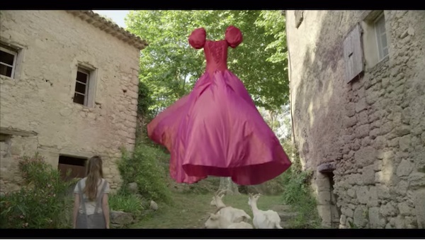  패션 브랜드 미우미우 캠페인 일환으로 제작된 아녜스 바르다의 단편영화 <3개의 단추(Les 3 Boutons)>(2015)