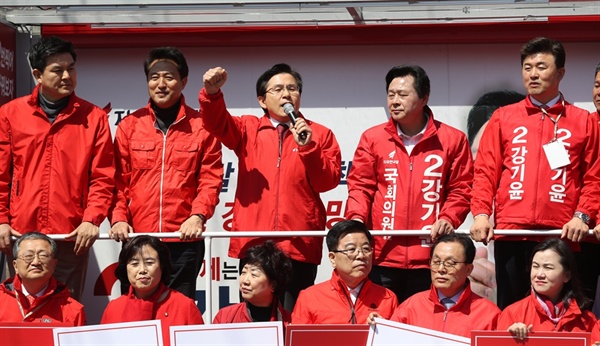 자유한국당 황교안 대표가 1일 오전 경남 창원시 성산구 반송시장 입구에서 같은 당 4·3 보궐선거 창원성산 강기윤 후보에 대한 지지를 호소하고 있다. 왼쪽부터 김태호 전 의원, 오세훈 전 서울시장, 황 대표, 강 후보, 윤영석 의원.

ⓒ연합뉴스2019.04.01