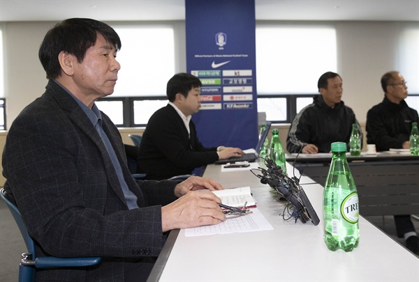 경남 FC 구단의 상벌위 상정 여부는? 1일 오후 서울 축구회관에서 열린 한국프로축구연맹 4차 경기위원회에서 김현태 경기위원장(왼쪽)이 참석자들의 발언을 듣고 있다. 