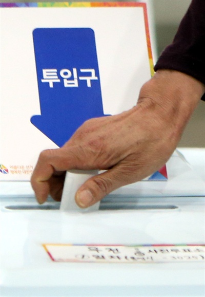 4·3 국회의원 보궐선거 사전투표 첫날인 3월 29일 오전 경남 통영시 통영시청 제2청사에 마련된 사전투표소에서 한 유권자가 투표하고 있다.