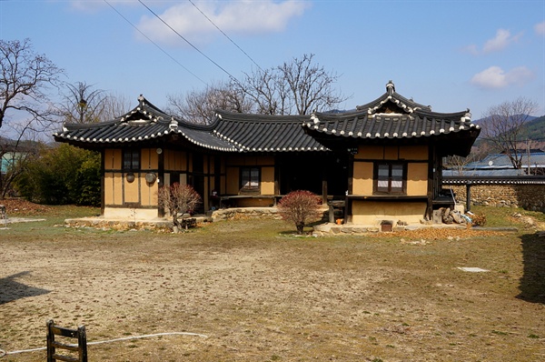 사랑채는 헐리고 ㄷ 자 모양의 안채만 남았다. 대문과 안채 사이가 휑하게 보이는 것도 이 때문이다. 집터는 감나무와 대나무가 지킨다더니 감나무, 대나무만 남아 이 큰 집을 지킨다. 