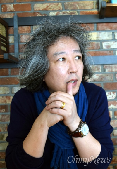 홍경한 미술평론가가 지난 4월 2일 서울 종로구 한 카페에서 <오마이뉴스>와 만나 인터뷰하고 있다. 그는 "우리 미술의 대들보이자 허리라고 할 수 있는 중견 작가들에 대한 관심이 너무 미미한 상황"이라고 지적했다.