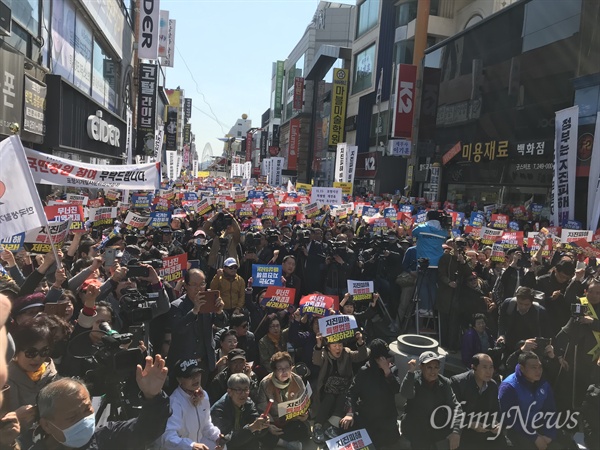 포항시민 3000여 명은 2일 오후 결의대회를 열고 인재로 판명난 지진에 대한 특별법 제정과 정부의 배상을 촉구했다.