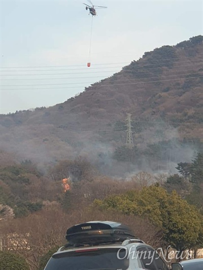 4월 2일 오후 5시경 창원터널 위 산에 있는 농장에서 화재가 발생해 헬기가 출동했다.