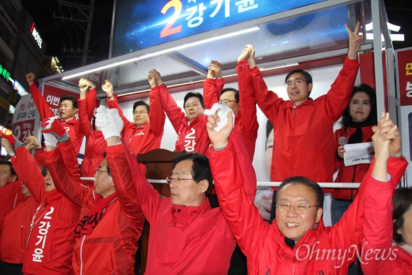 자유한국당 강기윤 후보는 4월 2일 저녁 창원 상남시장 앞에서 마지막 유세를 벌였다.