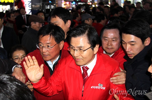 자유한국당 황교안 대표가 4월 2일 저녁 창원 상남시장 앞에서 강기윤 후보 지원유세를 벌인 뒤 이동하고 있다.