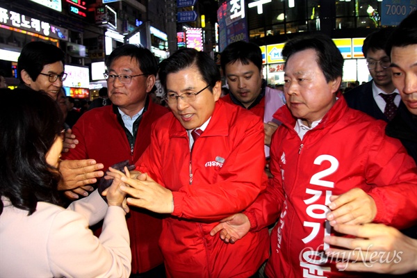 자유한국당 황교안 대표가 4월 2일 저녁 창원 상남시장 앞에서 강기윤 후보 지원유세를 벌인 뒤 이동하고 있다.