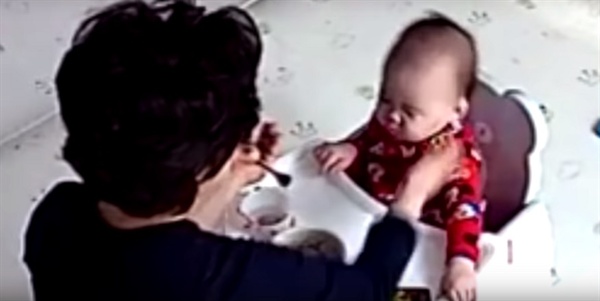 아이 돌보미의 영유아 학대 영상 중 일부 캡처한 것 여성이 영유아의 뺨을 때리고 있다.