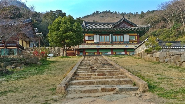 강진군 도암면 만덕산에 자리한 백련사는 대한불교조계종 제22교구 본사인 대흥사의 말사이다. 
