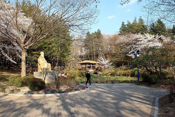 경주 보문정 윗쪽에 있는 물레방아와 통일기원국조단군상 모습