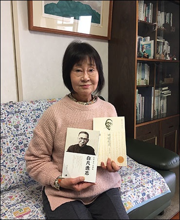 《백범일지》 한국어판과 자신이 감수한 일본어판을 함께 들고 있는 감수자 우에노 미야코 시인