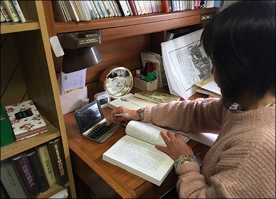 344쪽에 이르는 일본어판 《백범일지》를 꼼꼼하게 감수한 우에노 미야코 시인의 작업 모습