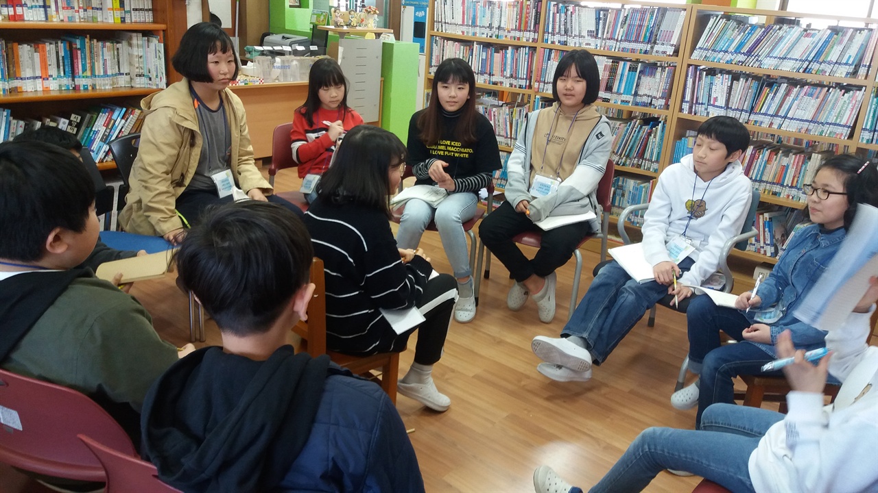 장동초등학교에서 독서 토론 첫수업시간에 둥글게 둘러 앉아 자신을 소개하며 동료들의 질문을 받았다.
