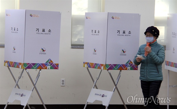 4월 3일 창원성산, 통영고성에서 국회의원을 새로 뽑는 선거가 시작된 가운데, 이날 아침 창원 성산구 상남동주민센터에 마련된 상남제1투표소에 시민들이 찾아와 투표를 했다.