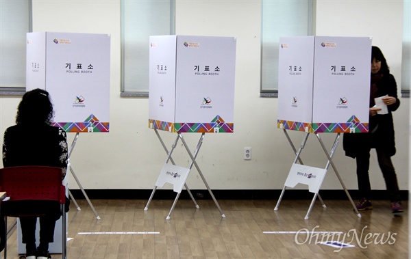 4월 3일 창원성산, 통영고성에서 국회의원을 새로 뽑는 선거가 시작된 가운데, 이날 아침 창원 성산구 상남동주민센터에 마련된 상남제1투표소에 시민들이 찾아와 투표를 했다.