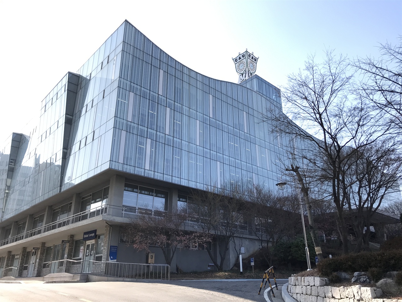 중앙대학교 학술정보원 중앙대학교 중앙도서관은 2009년 건축가이자 중앙대학교 교수인 김인철에 의해 현대적으로 리모델링됐다. 김인철 교수는 도서관 상부 외벽을 커튼월 방식으로 처리했다. 2014년부터는 '학술정보원'으로 이름을 바꿨다. 