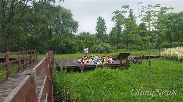 인천대공원의 유아 숲교육 프로그램은 인천시내 유치원, 어린이집 등 단체를 대상으로 하는 정규반·수시반을 운영하고 있다.