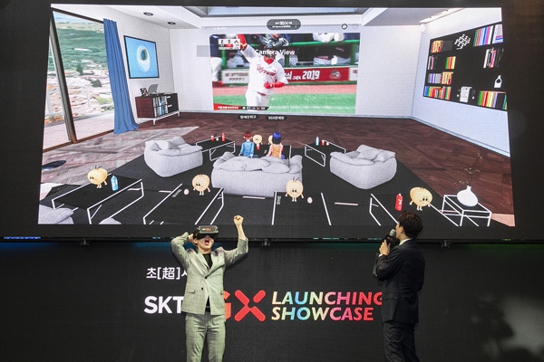 3일 열린 SK텔레콤 '5G 론칭 쇼케이스'에서 개그맨 양세형, 양세찬 형제가 5G VR 게임을 시연하고 있다.
