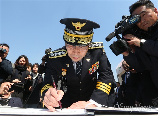 민갑룡 경찰청장이 3일 오전 서울 광화문광장에서 열린 제주 4·3 추념식에 참석해 방명록을 작성하고 있다. 경찰총수가 4.3 추념 행사에 참석한 것은 민 청장이 처음이다. 민 청장은 이 자리에서 "지난 역사를 깊이 성찰하겠다"고 밝혔다. 