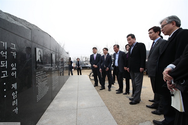 서철모 화성시장이 3월 2일 이낙연 국무총리와 함께 제암리 3.1운동 순국기념관을 방문, 헌화하고 있다.