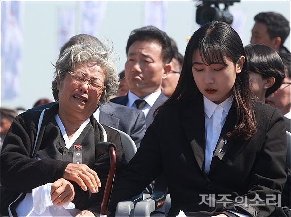 제71주년 4.3 추념식장을 울음바다로 만든 4.3유족 사연의 주인공인 김연옥 할머니(78)가 자신의 기구했던 4.3 경험담을 추념식장에서 발표한 손녀 정향신 씨의 손을 붙잡고 한참을 오열했다.