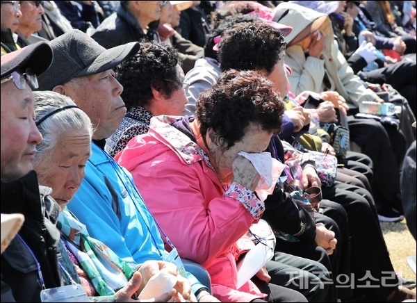 제71주년 제주4.3희생자 추념식에 참가한 희생자 유족들이 김옥연 할머니의 사연을 듣던 중 곳곳에서 오열했다.
