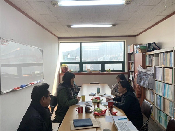  지난 3월 17일 연구소 회의실에서 대담을 진행했다. 왼쪽부터 김용만님, 장향미님, 상임활동가 이나래, 김미숙님.