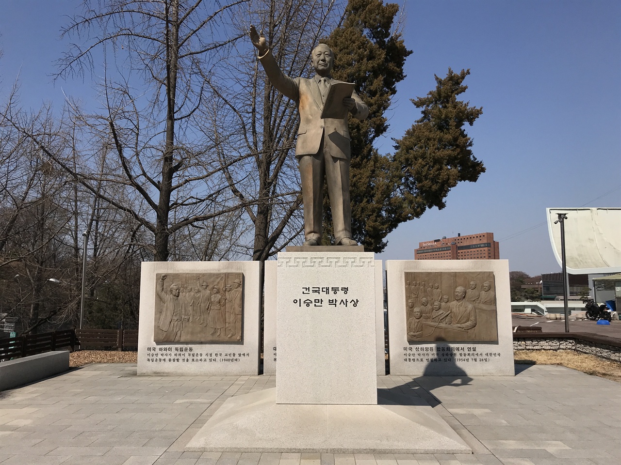 4.19 혁명 과정에서 탑골공원과 남산에 있던 이승만 동상은 모두 철거됐다. 2011년 8월 25일 한국자유총연맹은 4.19 혁명 유족과 시민단체의 반대에도 불구하고 이승만 동상을 다시 세웠다.