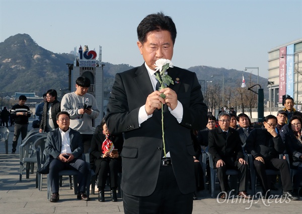 서주석 국방부 차관이 제주4·3 제71주년을 맞은 3일 오후 서울 광화문광장에 마련된 추모공간을 방문해 헌화하고 있다. 