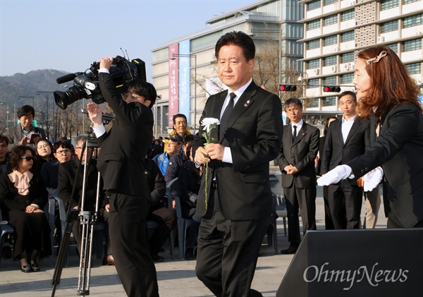 제주4·3 추모공간에 헌화한 서주석 국방차관 서주석 국방부 차관이 제주4·3 제71주년을 맞은 3일 오후 서울 광화문광장에 마련된 추모공간을 방문해 헌화하고 있다. 