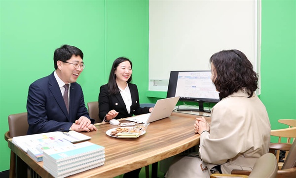 서산진로진학상담센터 개소와 관련해 서산시 관계자는“서산에서는 학생들이 진로상담을 위해 서울 등 대도시로 큰 비용을 들여 원정 상담을 해왔다”면서 “앞으로는 서산진로진학상담센터 개소로 그런 부분(시간적, 경제적 비용)이 해소가 된 것”이고 밝혔다. 