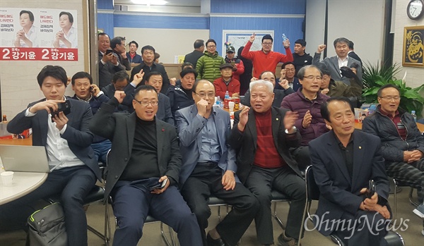 4월 3일 저녁 자유한국당 강기윤 후보 선거사무소.