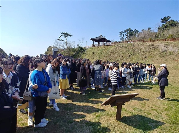 홍성여고 학생들은 제주의 아픈 역사를 새삼 확인하며 수학여행을 떠난 이들은 제주도 도착 첫날, 제주의 아름다운 들꽃에 취한 것도 잠시일 뿐 곧바로 역사의 현장인 섯알오름 학살현장을 직접 찾았다. 