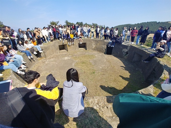 홍성여고 학생들은 제주4.3사건 민간인 학살현장인 섯알오름에 이어, 일제강점기에 만들어진 일제 고사포 진지를 찾아 해설사의 설명의 듣고 있다. 