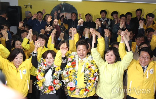 4월 3일 자정께 정의당 여영국 후보가 국회의원 보궐선거에서 당선되자 꽃다발을 걸고 손을 들어 환호하고 있다.